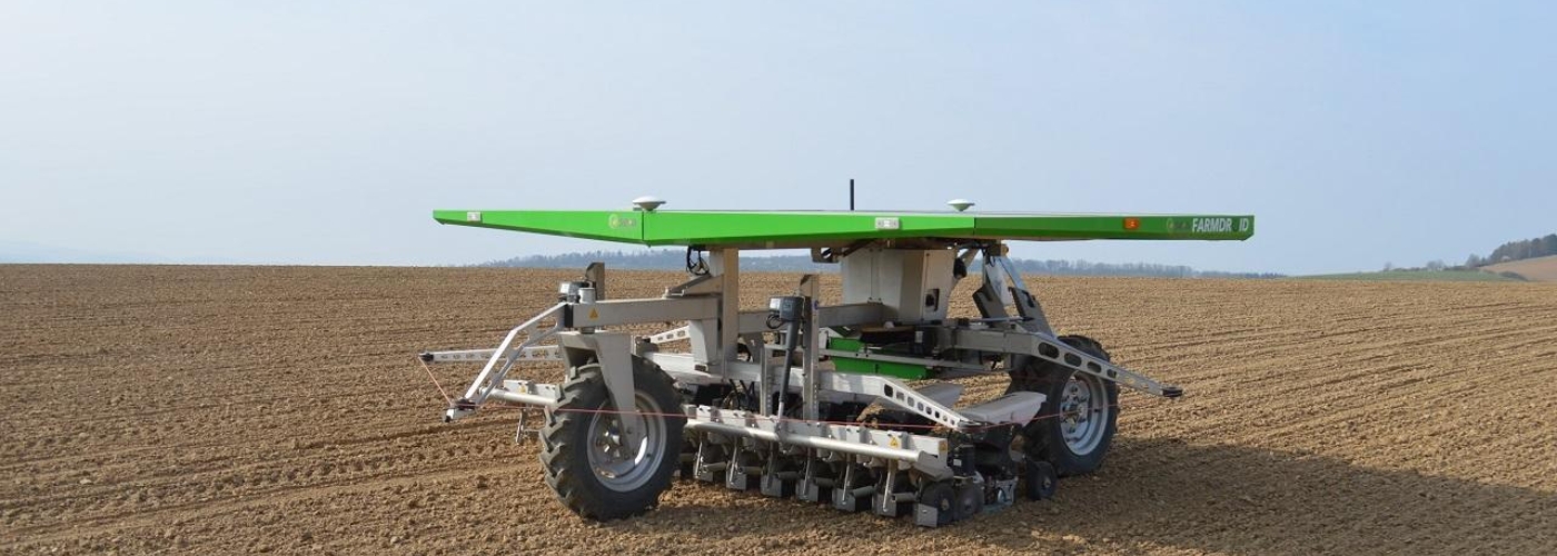 Landwirtschaftliches Fahrzeug fährt über Feld