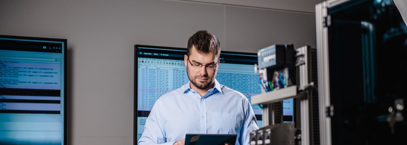 Mann blickt auf Tablet