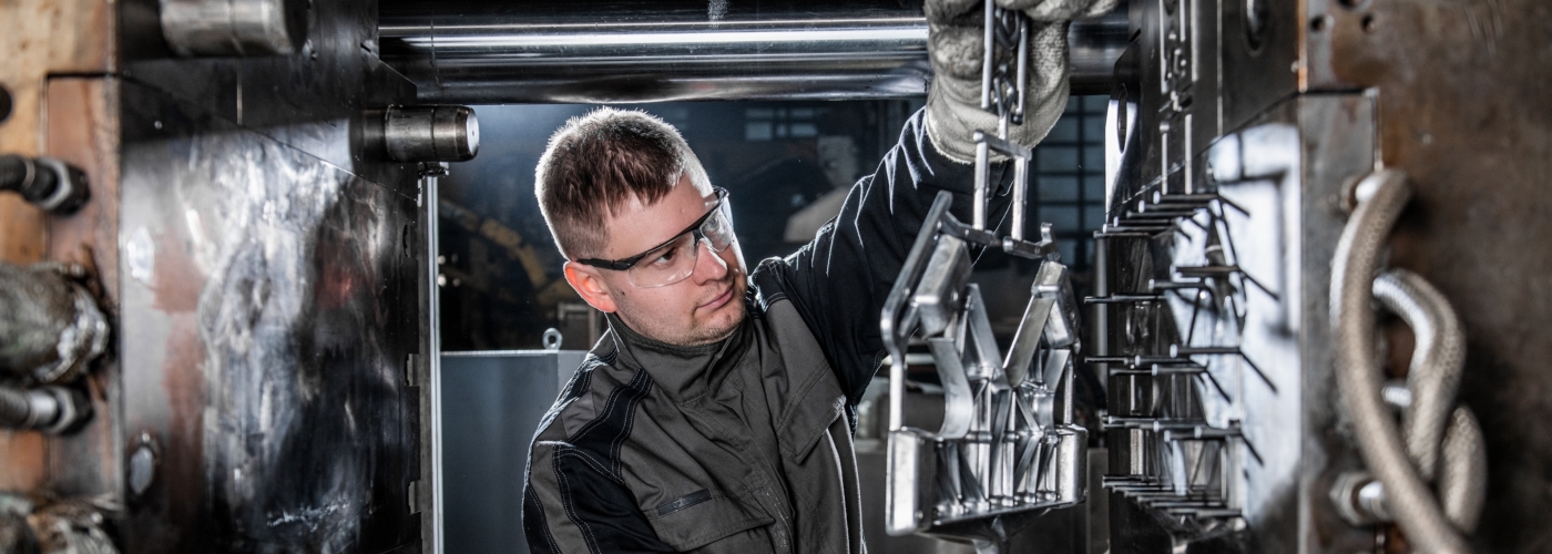 Mann arbeitet in Maschineninnenraum