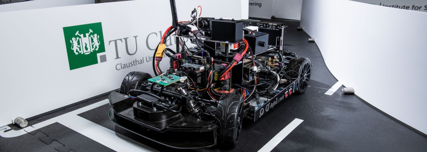 Fahrzeug mit vielen Kabeln und ohne Karosserie