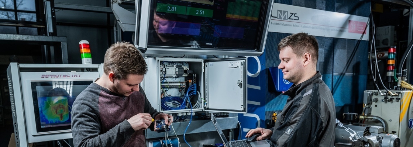 Zwei Männer in einem Technik-Labor