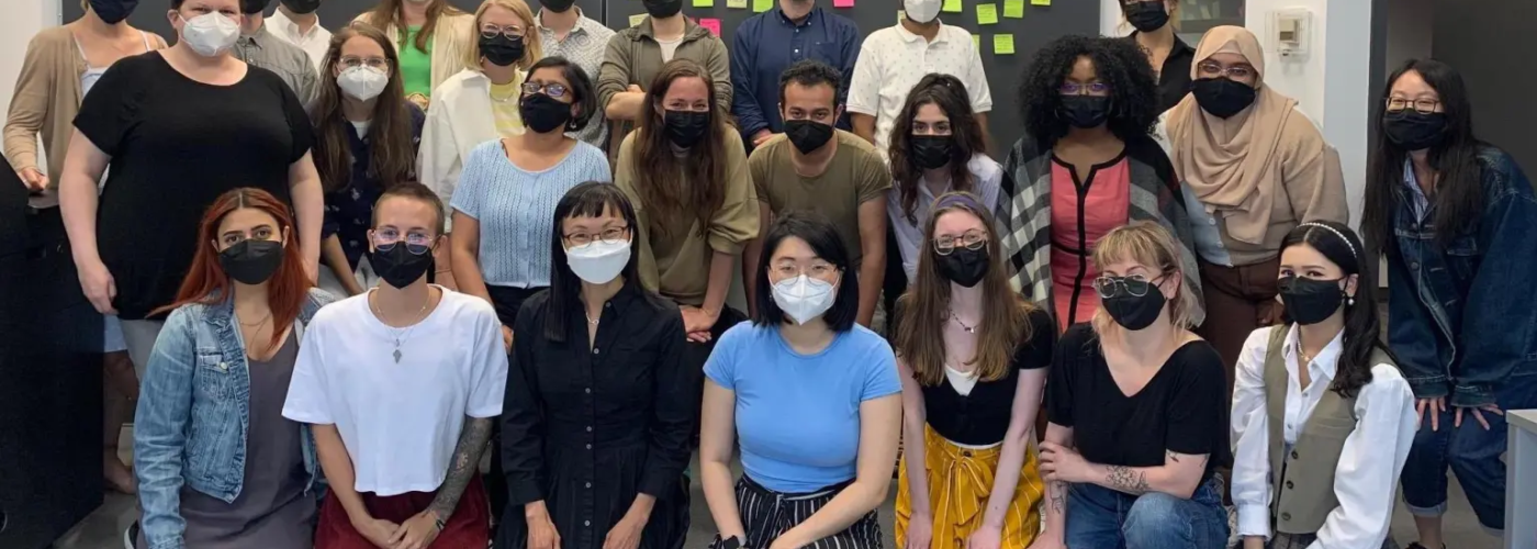 Personengruppe mit Atemschutzmasken