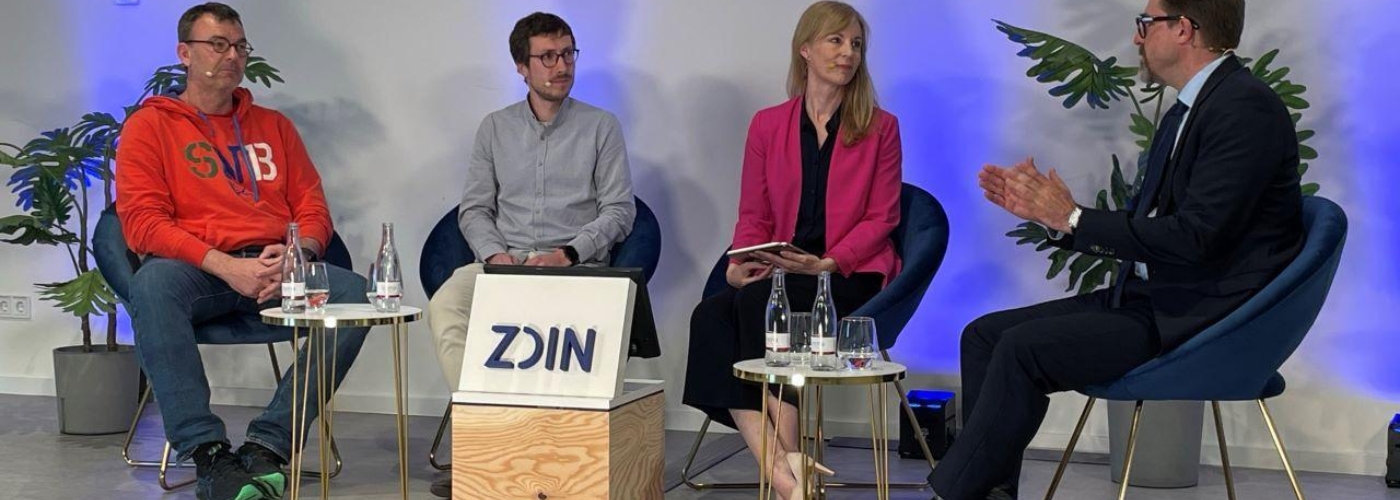 Vier Personen führen ein Gespräch miteinander