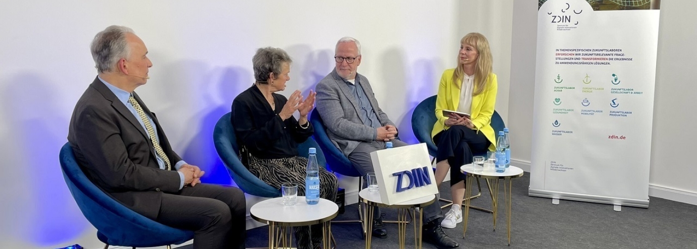 Zwei Frauen und zwei Männer sitzen in einer Diskussionsrunde.
