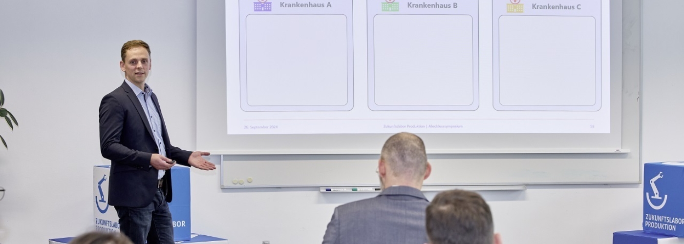 Ein Mann hält eine Präsentation über föderiertes Lernen.