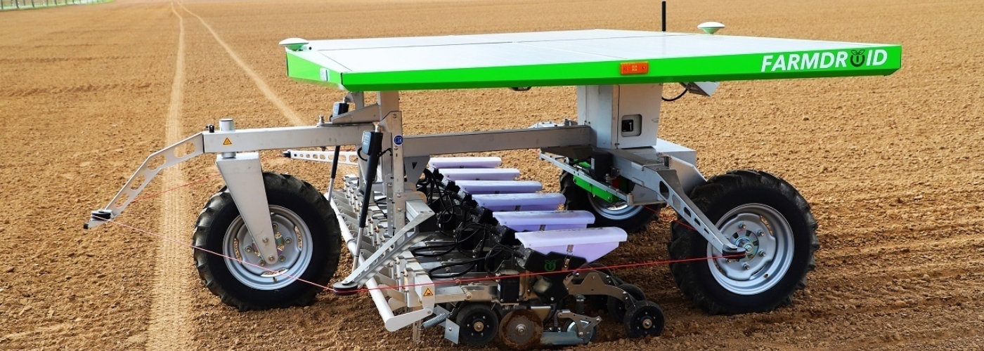 Landwirtschaftliche Maschine steht auf Feld