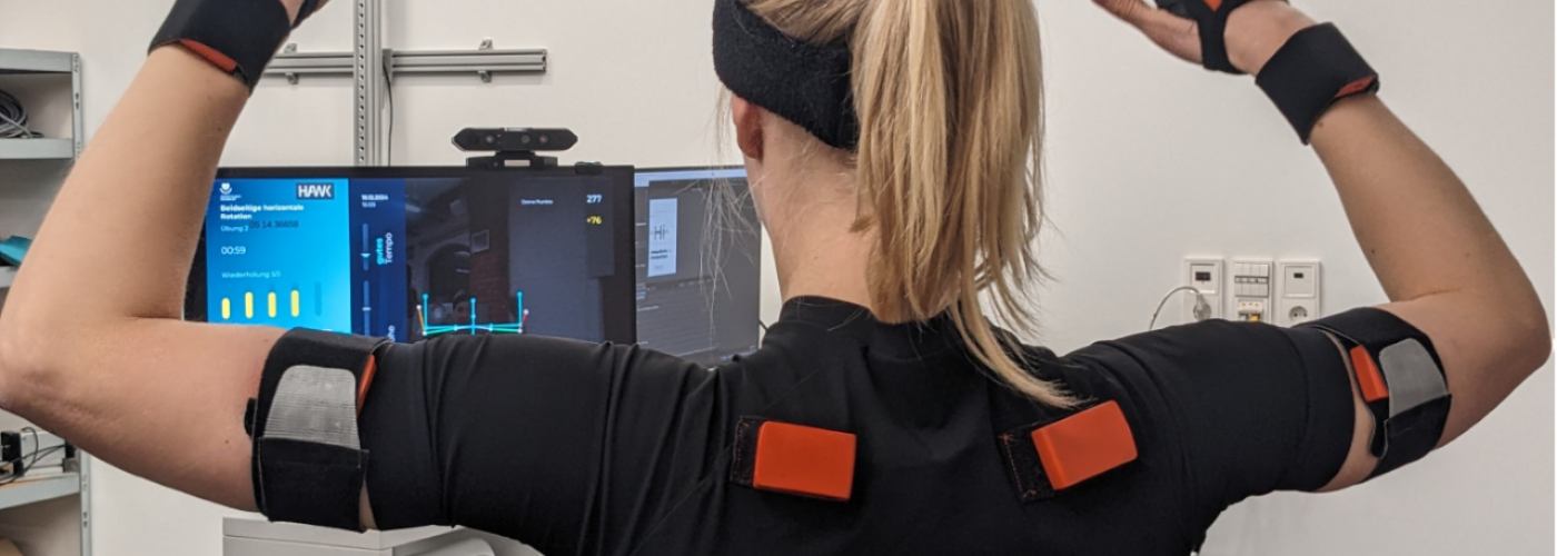 Eine Frau führt eine Übung mit Sensorsystem durch.