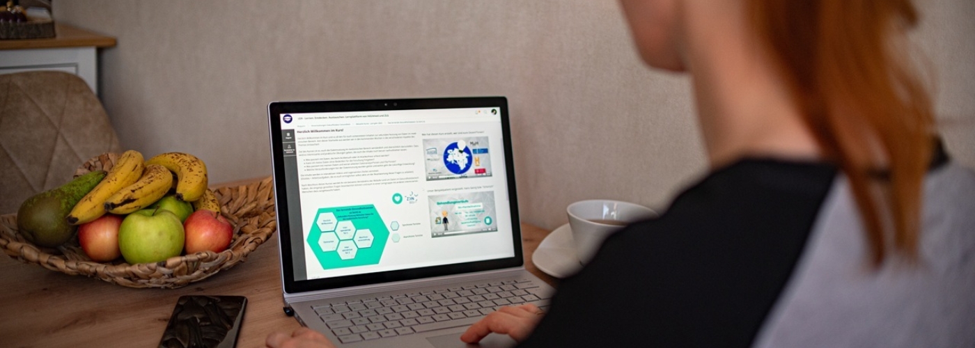 Frau arbeitet am Computer