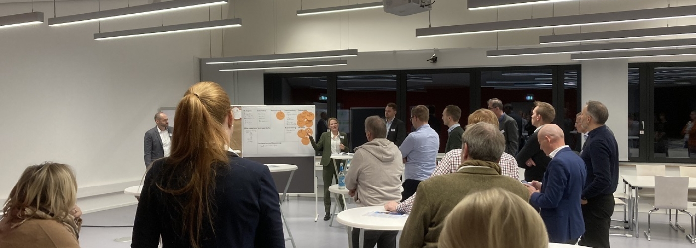 Personen hören einem Vortrag zu