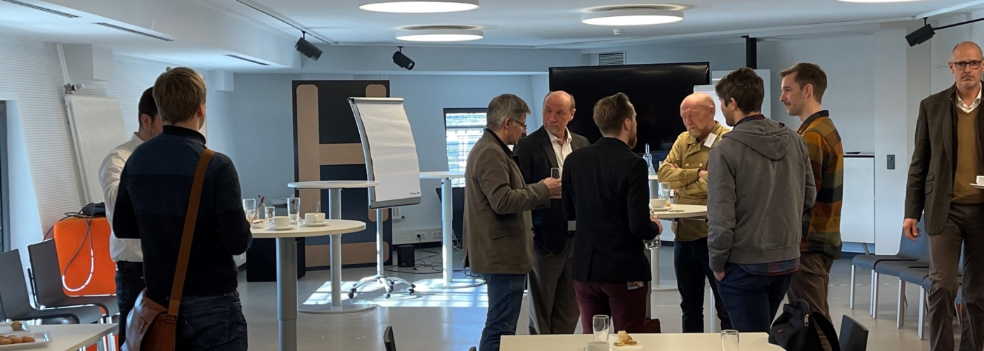 Personen tauschen sich bei einer Tasse Tee aus