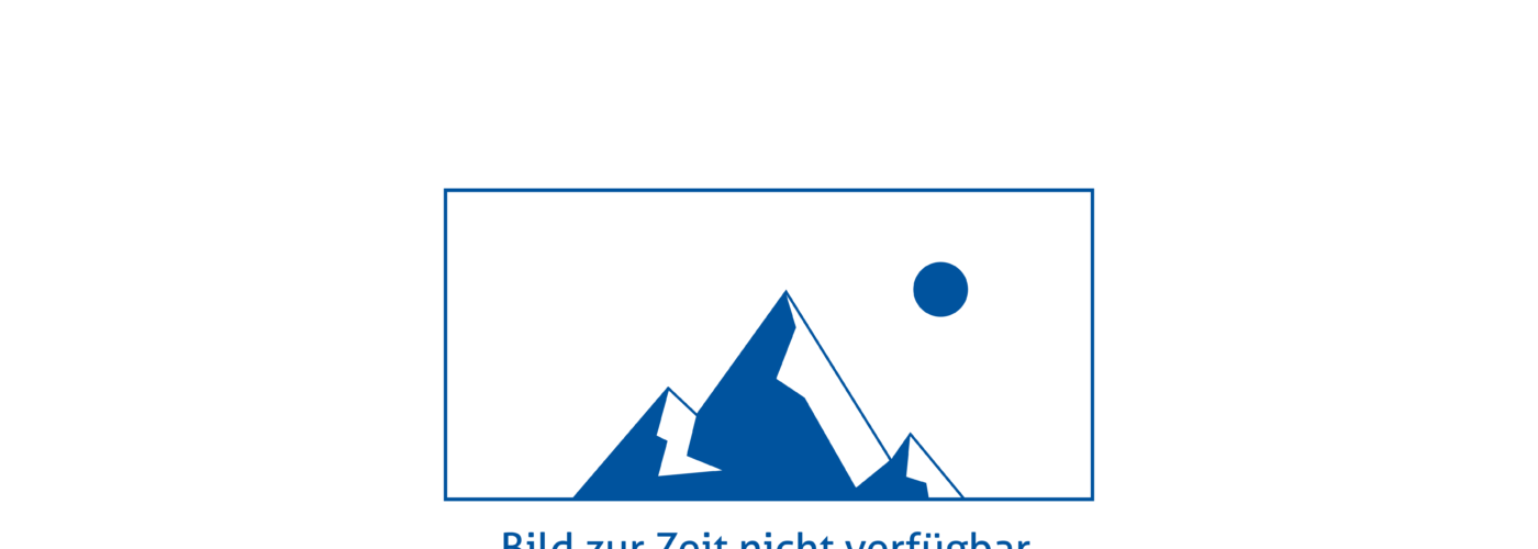 Person trägt Tablet und steht vor einer Maschine