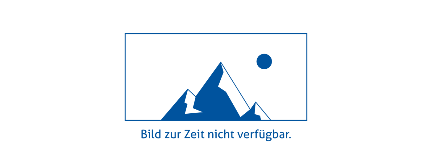 Mehrere Menschen arbeiten an einem Tisch zusammen