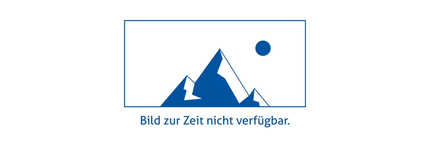 Person benutzt Tablet vor einer Maschine