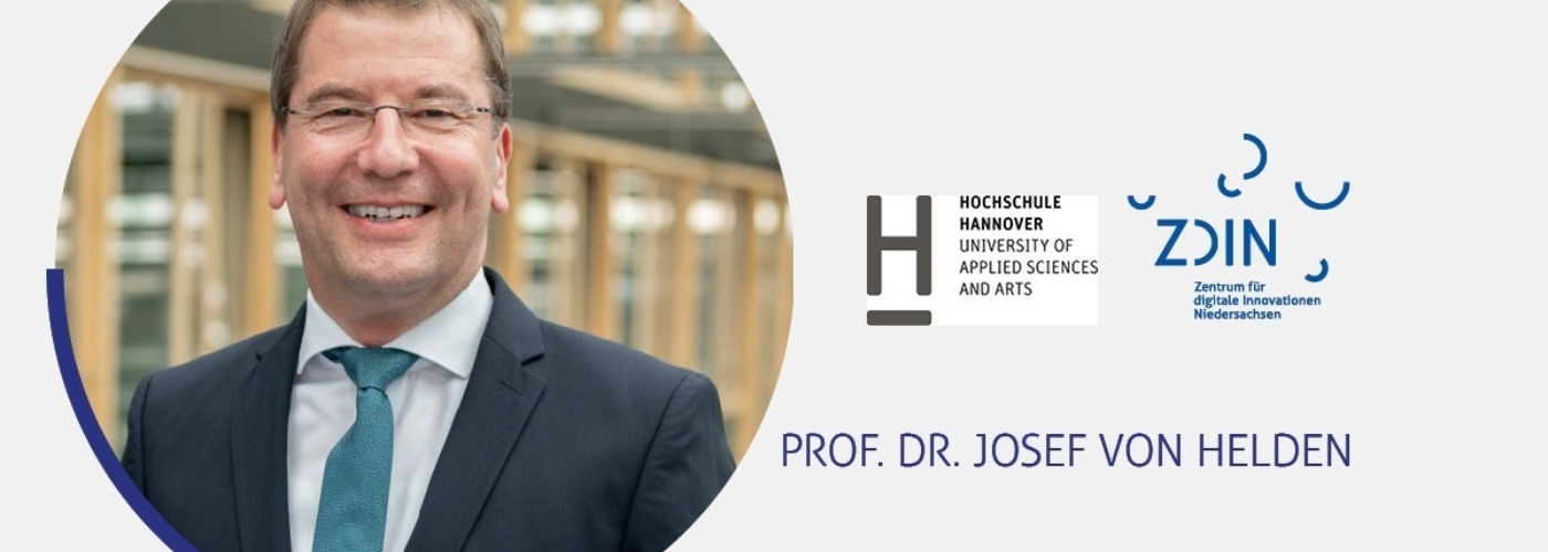 Ein Mann blickt lächelnd in die Kamera