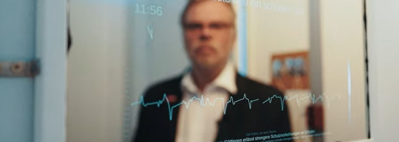 Ein Spiegel zeigt die Vitalparemeter einer Person.