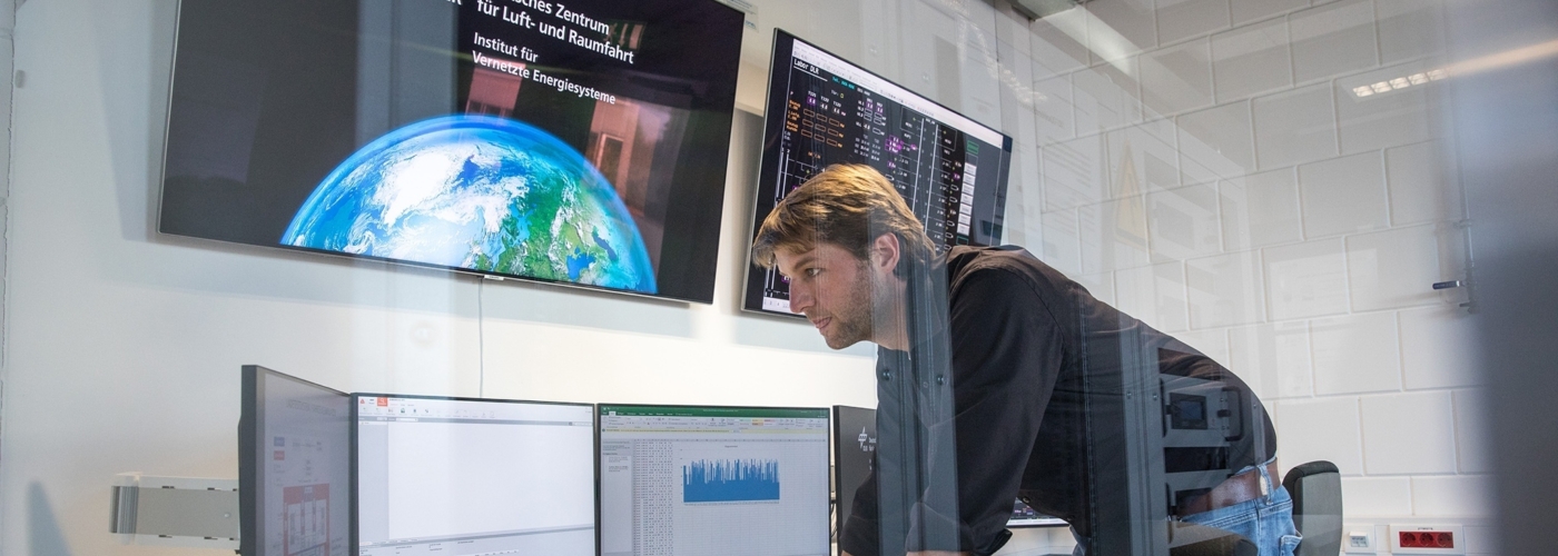 Mann arbeitet an einem Schreibtisch