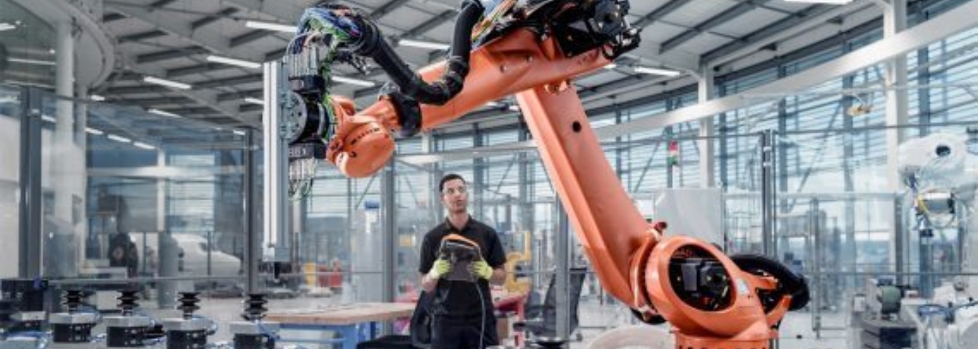 Ein Roboterarm in einer Fertigungshalle