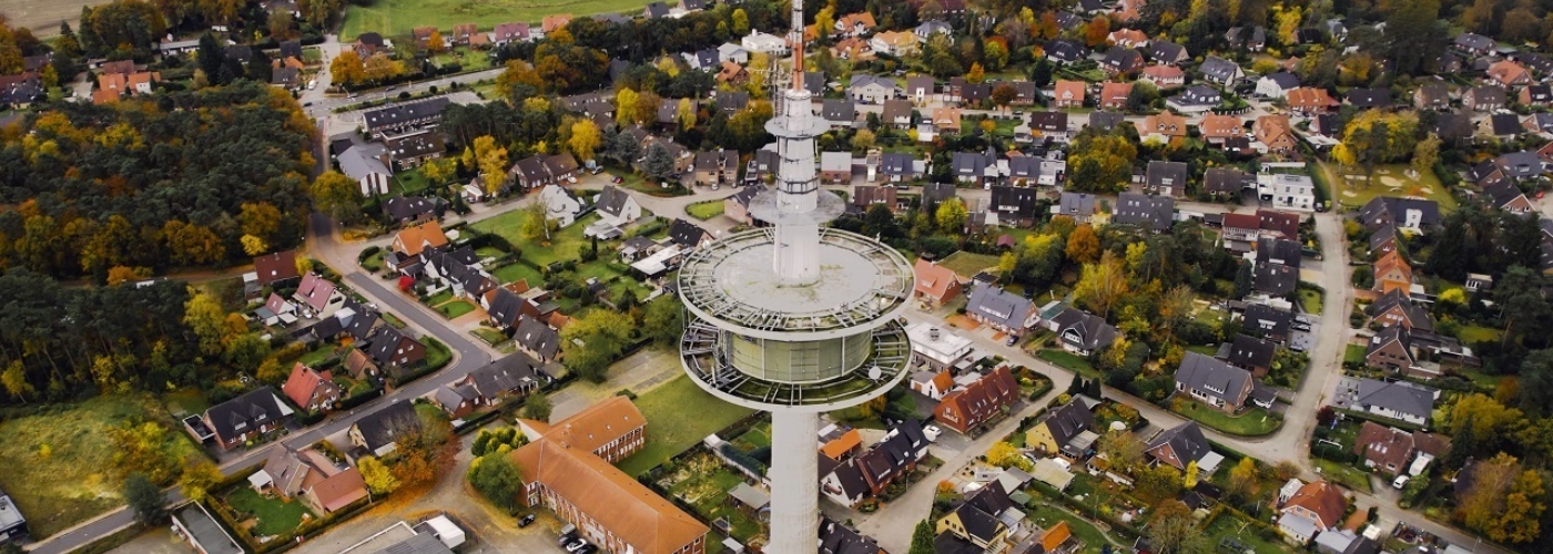 Drohnenbild einer kleinen Stadt.