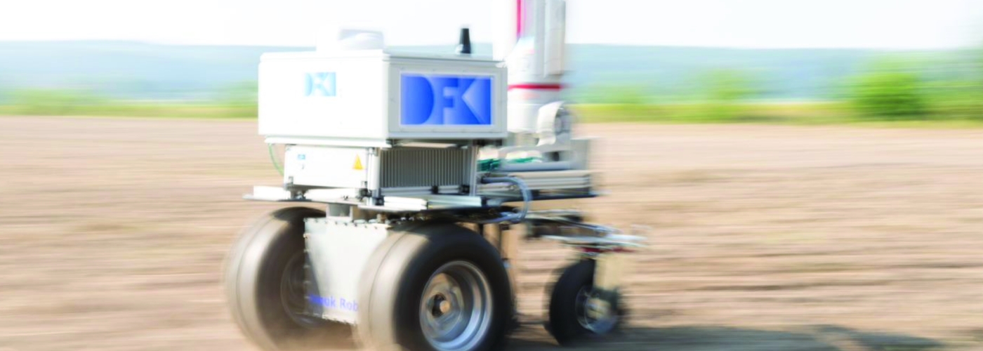 Landwirtschaftliches Fahrzeug auf einem Feld