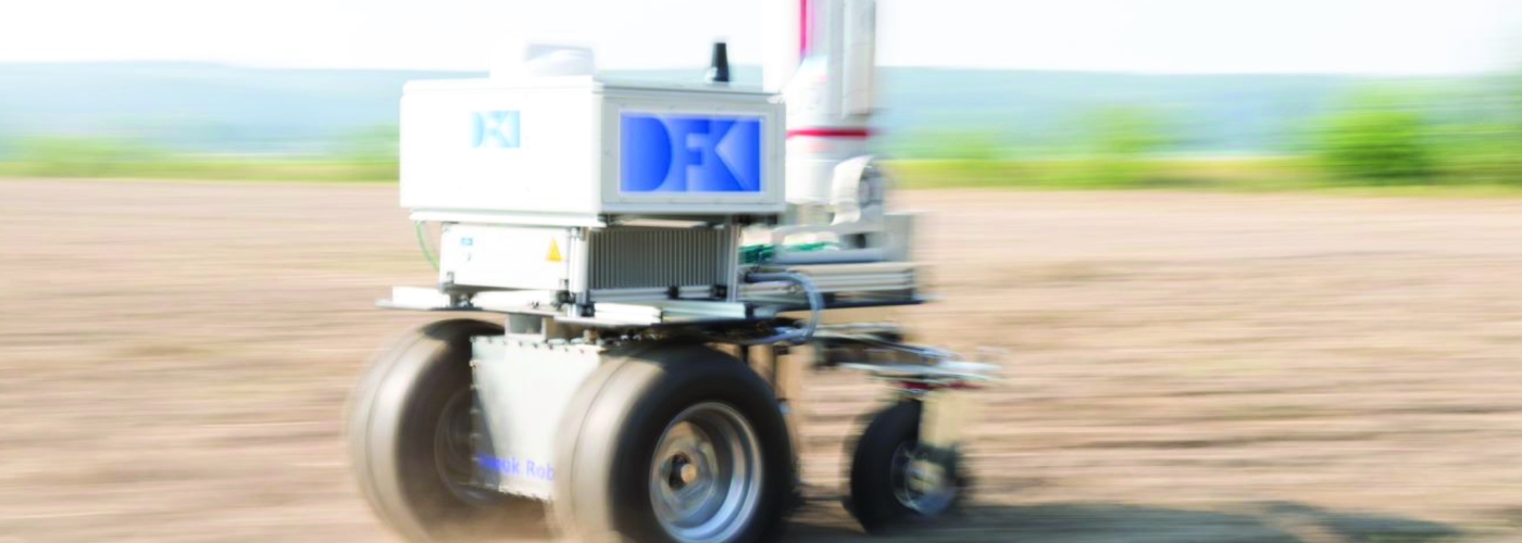 Der Roboter der DFKI fährt auf einem Feld