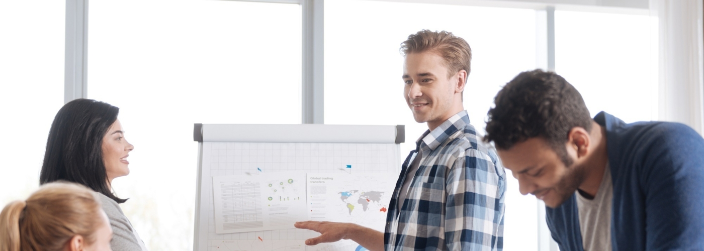 Vier Personen arbeiten zusammen in einem Raum