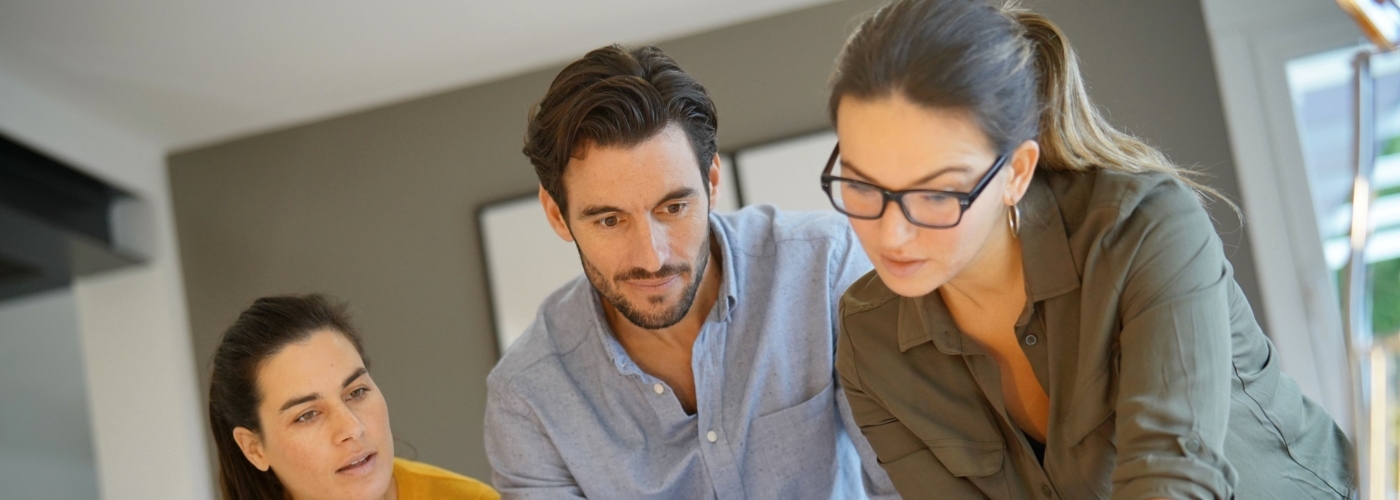 Mehrere Personen betrachten ein 3D-Windparkmodell.