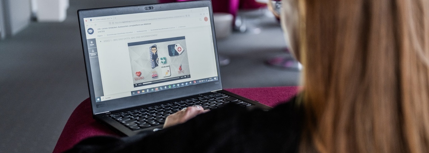 Eine Frau sitzt am Computer