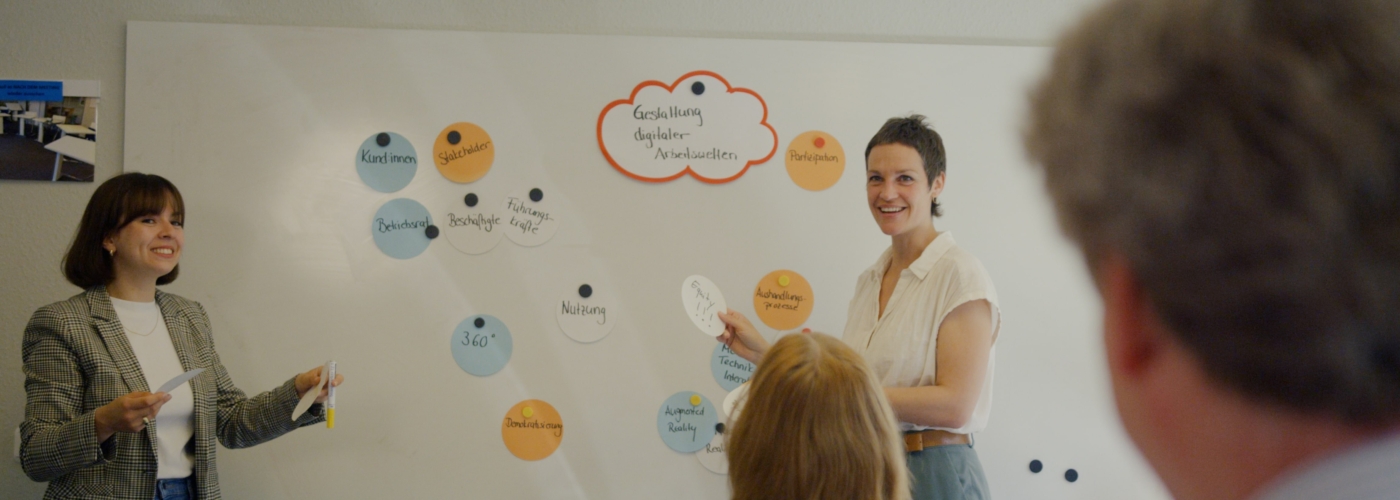 Zwei Frauen präsentieren Post-Its