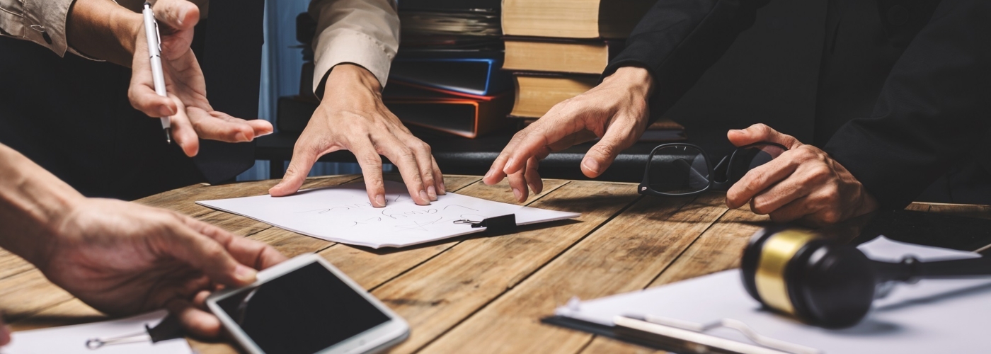 Mehrere Menschen arbeiten an einem Tisch zusammen