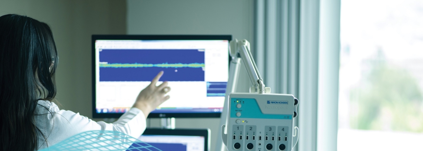 Ärztin und Patient in einem Zimmer