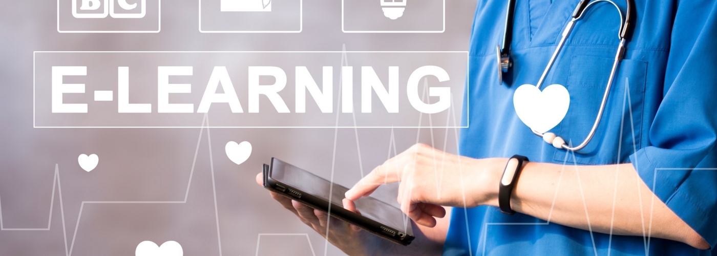 Eine Person aus dem medizinischen Sektor benutzt ein Tablet