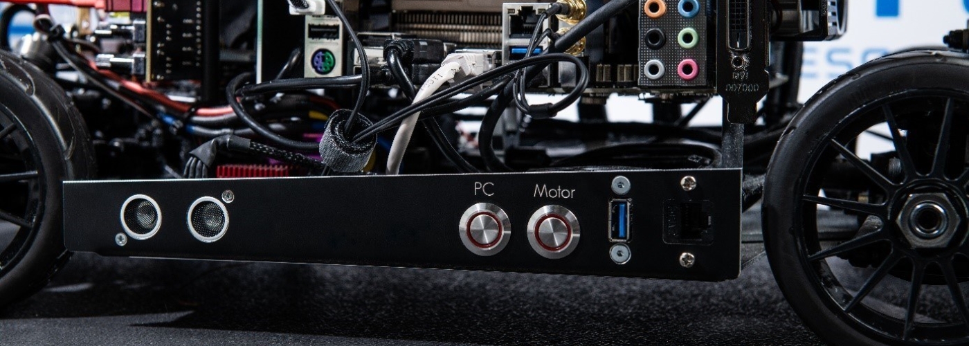 Gerät mit Rädern, Kabeln und Anschlüssen