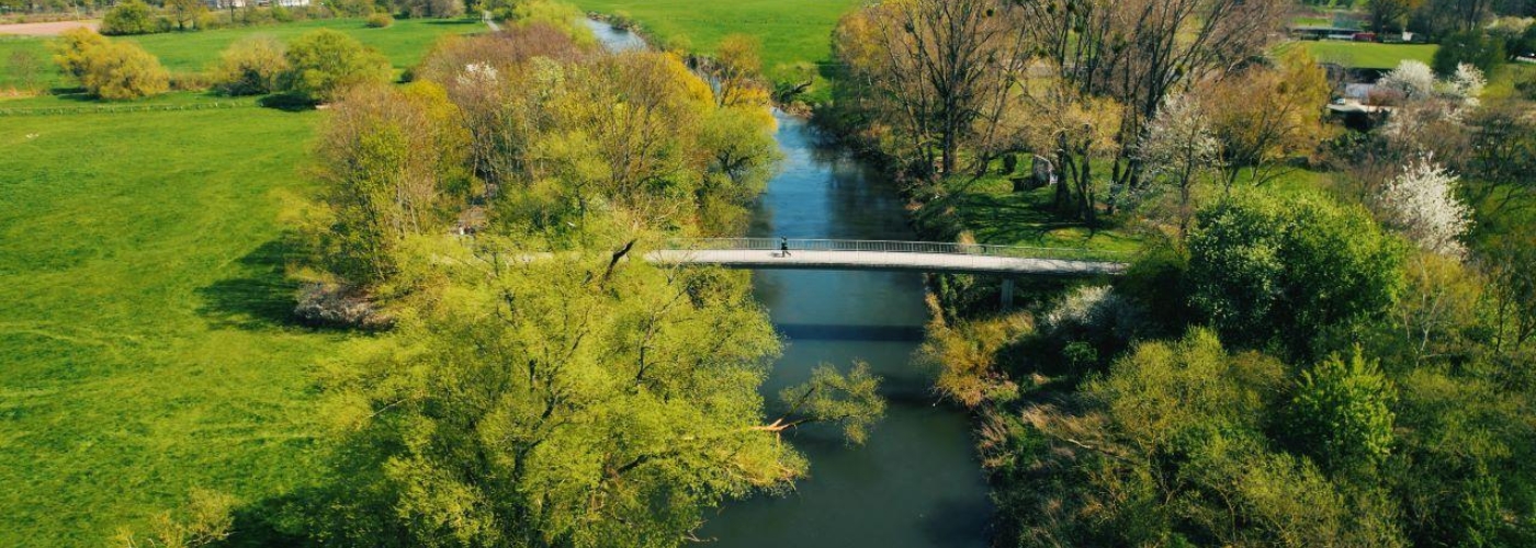 Flusslandschaft mit grünem Umfeld