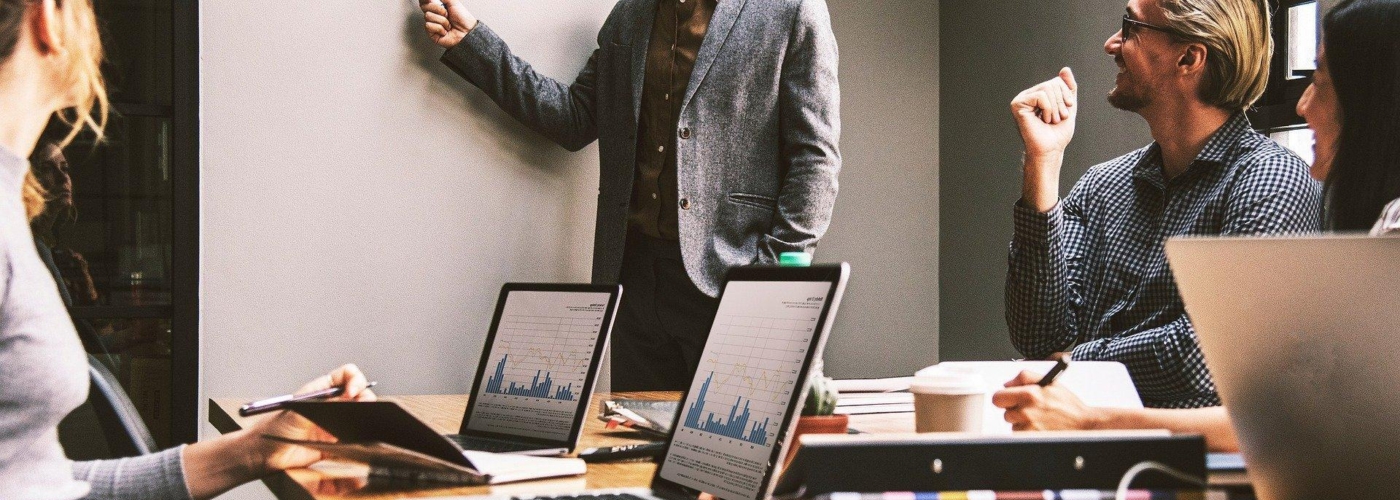 Konferenztisch mit mehreren Laptops