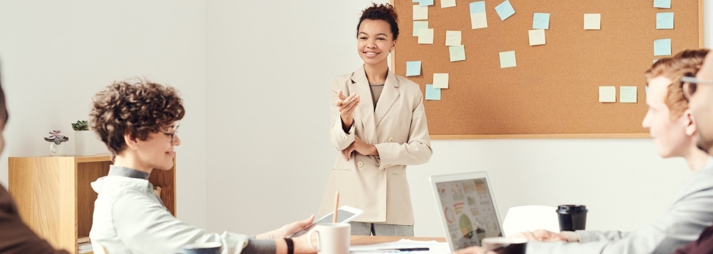 Mehrere Personen in einem Konferenzraum besprechen etwas