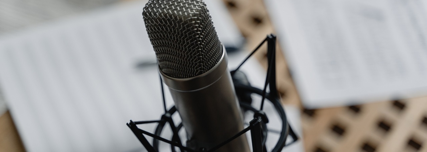 Ein Mikrofon vor Blättern mit Text