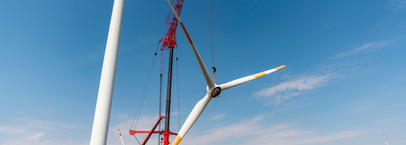 Eine Windturbine wird auseinandergebaut.